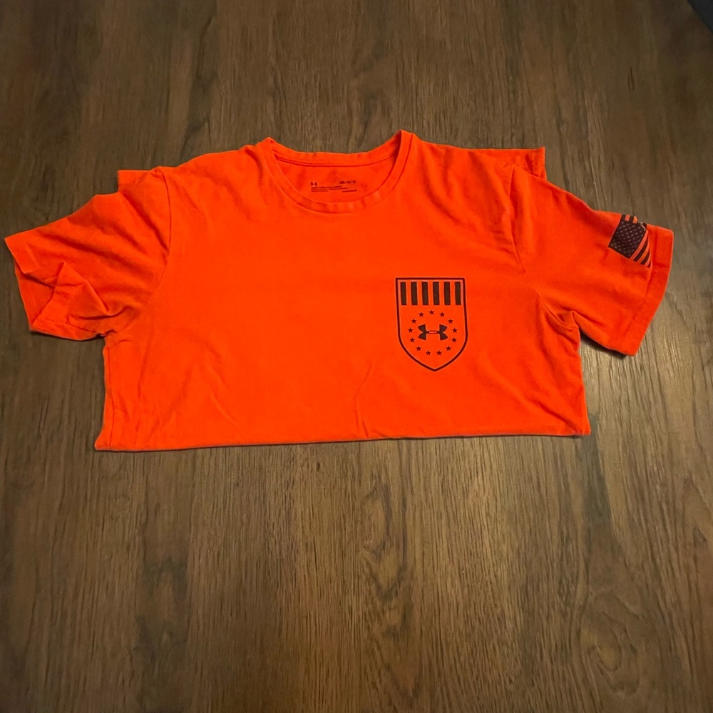 Mens medium UA shirt